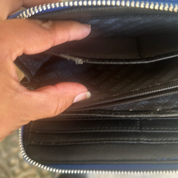 STEVE  MADDEN NAVY BLUE WALLET WITH ZIPPER AROUND LITTLE CALLOUT INSIDE - Picture 4 of 5